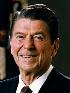 Retrato Ronald Wilson Reagan - Por Michael Evans - https://www.dodmedia.osd.mil/DVIC_View/Still_Details.cfm?SDAN=DASC9003096&JPGPath=/Assets/Still/1990/Army/DA-SC-90-03096.JPG[link morto], Domínio público, https://commons.wikimedia.org/w/index.php?curid=257844