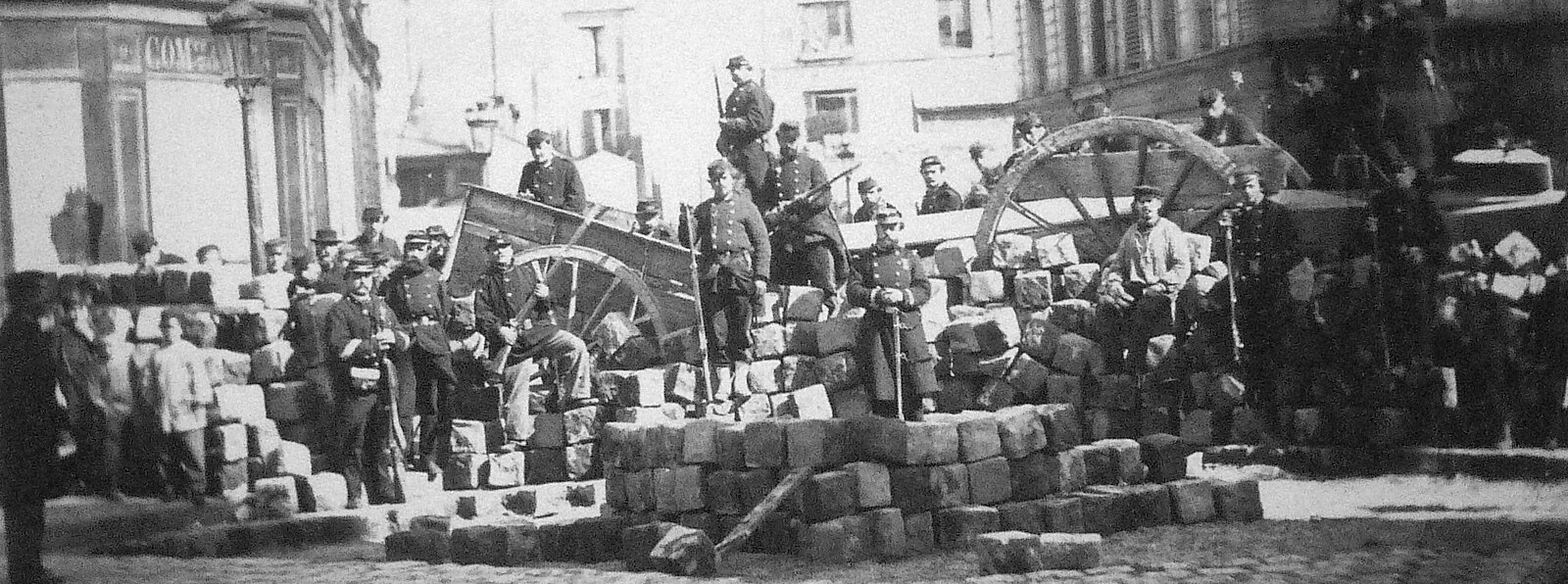 Exposition La Commune de Paris à l'Hôtel de Ville de Paris (18 mars - 28 mai 2011) - Barricade au Passage Raoul aujourd'hui rue Bréguet (coté Richard-Lenoir) - Musée Carnavalet, 1871